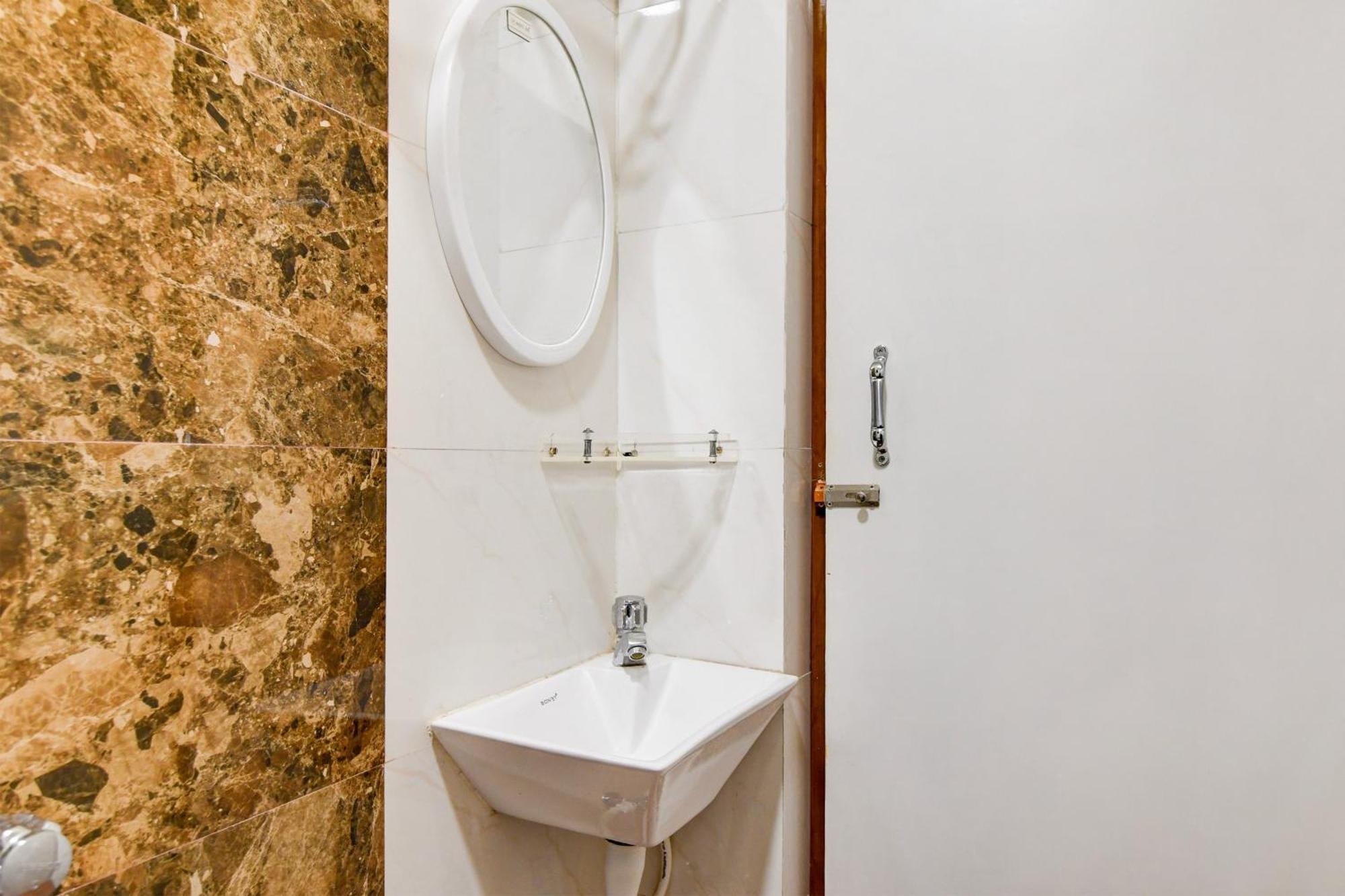 Super Townhouse Kaikhali Near Airport Hotel โกลกาตา ภายนอก รูปภาพ