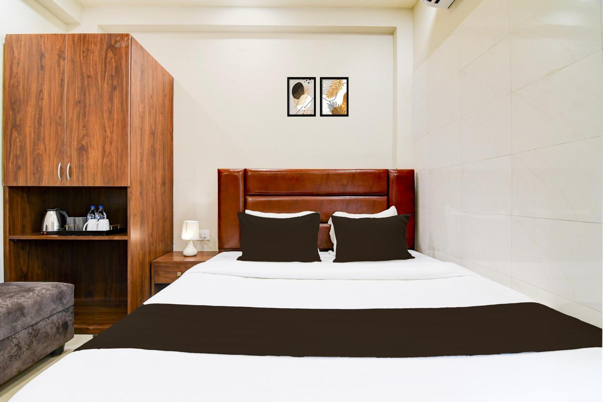 Super Townhouse Kaikhali Near Airport Hotel โกลกาตา ภายนอก รูปภาพ