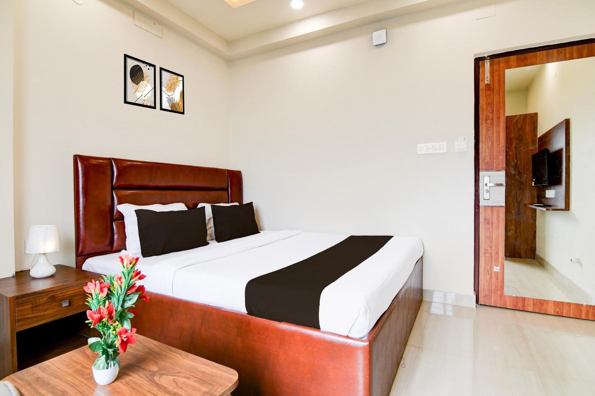 Super Townhouse Kaikhali Near Airport Hotel โกลกาตา ภายนอก รูปภาพ