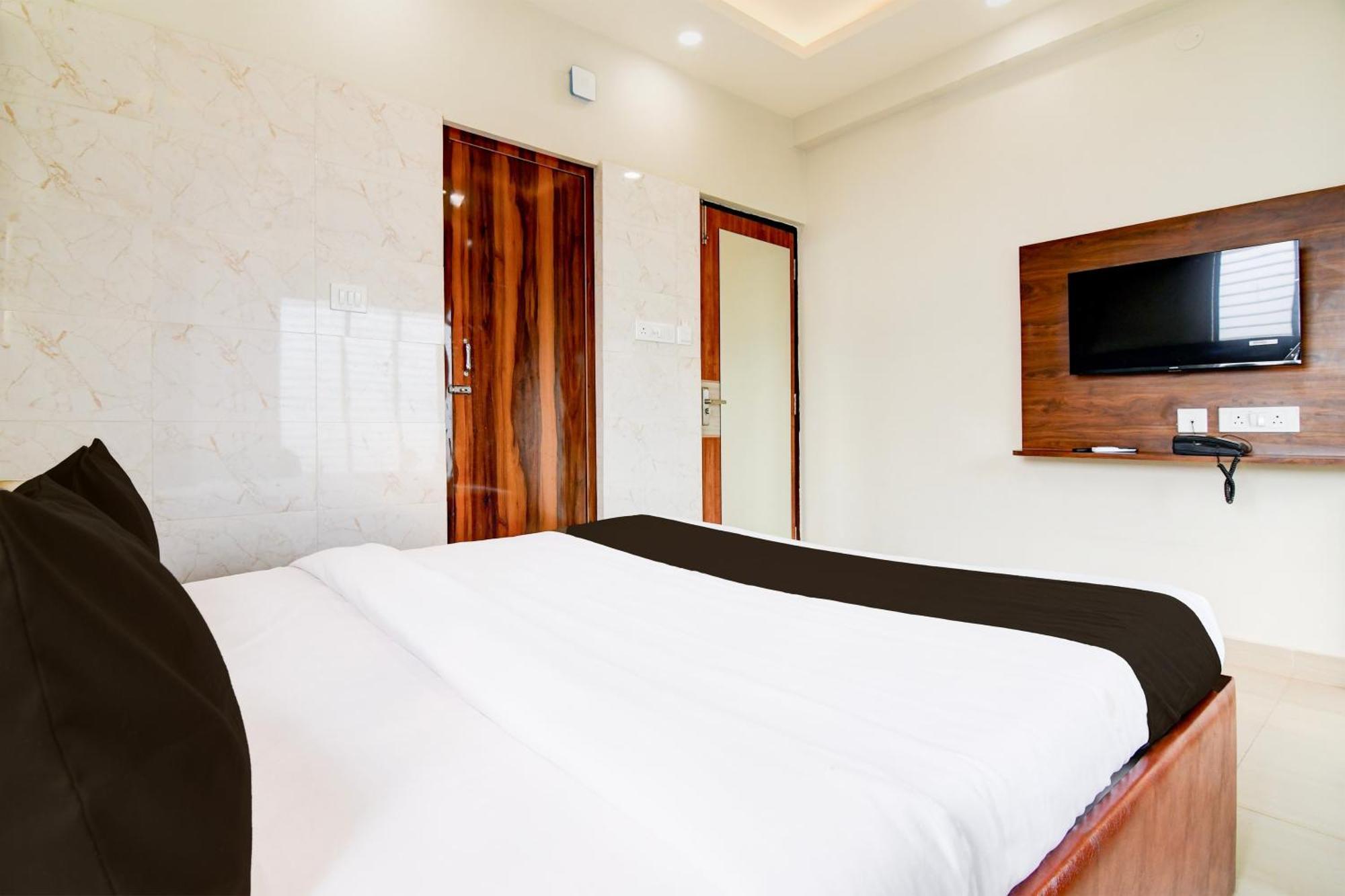Super Townhouse Kaikhali Near Airport Hotel โกลกาตา ภายนอก รูปภาพ