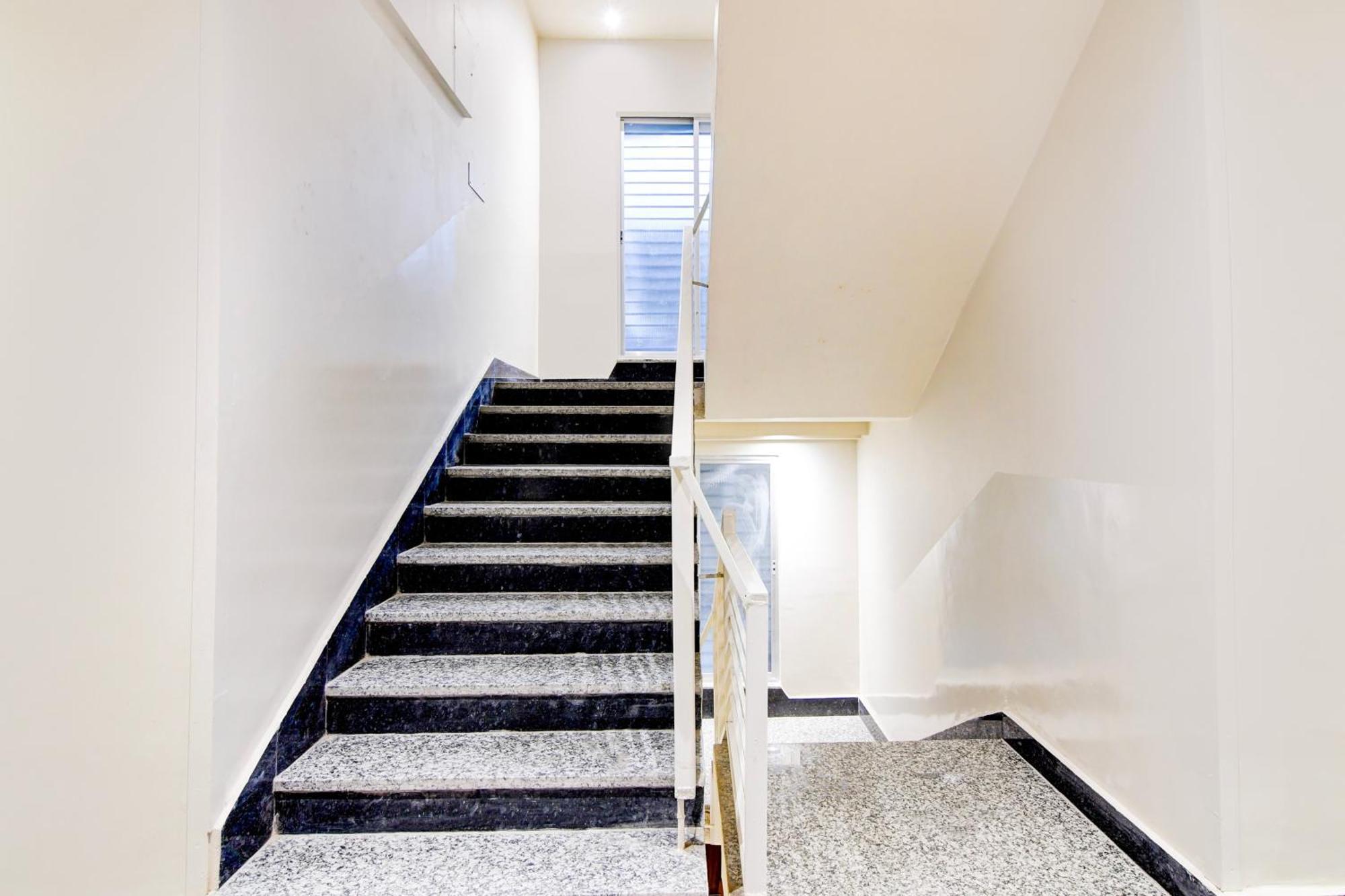 Super Townhouse Kaikhali Near Airport Hotel โกลกาตา ภายนอก รูปภาพ