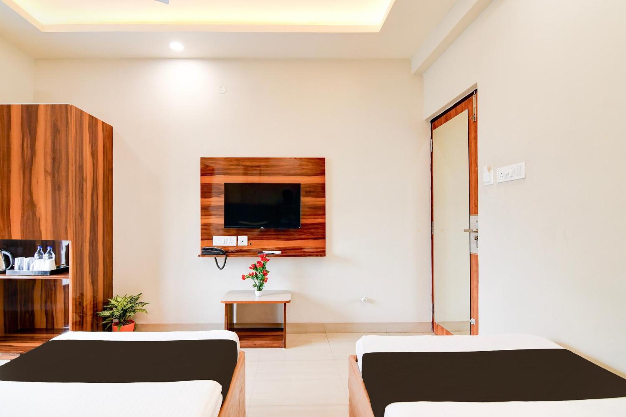 Super Townhouse Kaikhali Near Airport Hotel โกลกาตา ภายนอก รูปภาพ