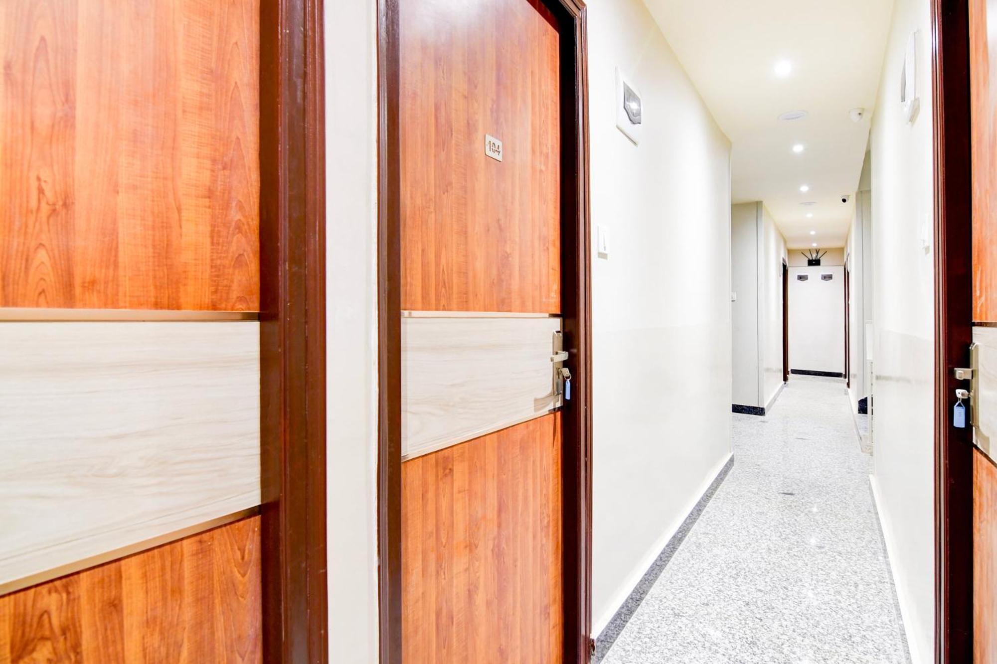 Super Townhouse Kaikhali Near Airport Hotel โกลกาตา ภายนอก รูปภาพ