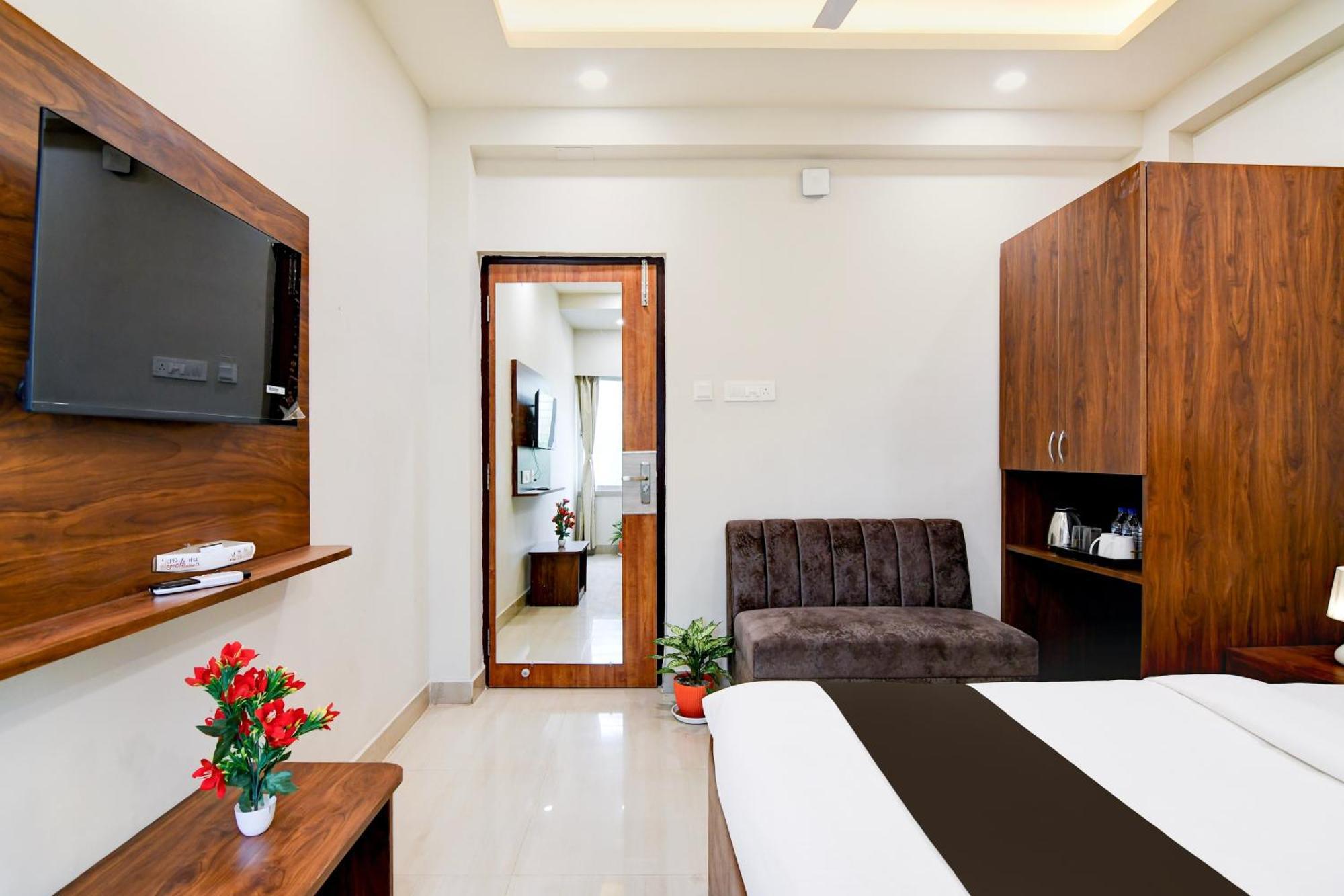 Super Townhouse Kaikhali Near Airport Hotel โกลกาตา ภายนอก รูปภาพ